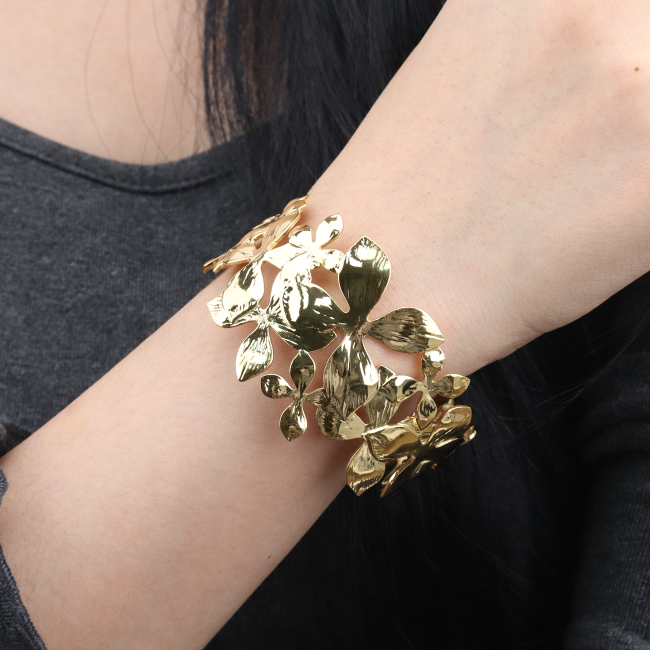 Chunky Flowers Wide Cuff Bangle - PVD 18k Gold Plated 316L Stainless Steel_B027