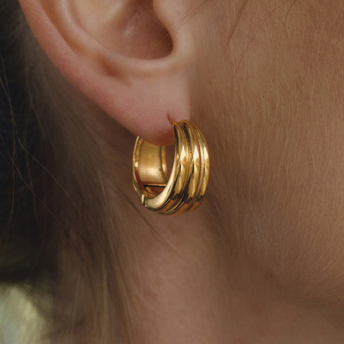 Dainty Cambered Huggie Earring - PVD 18k Gold Plated 316L Stainless Steel_E-048