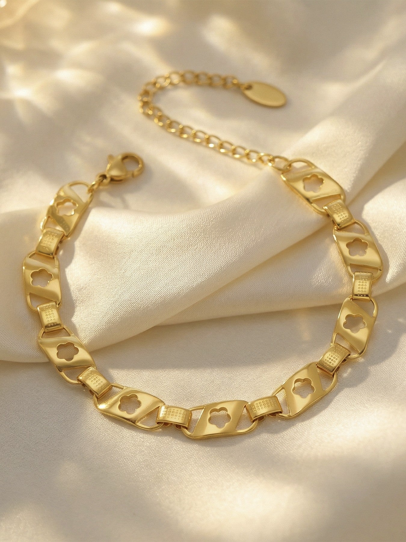 Flower Design Bracelet - PVD18K Gold Plated 316L Stainless Steel_B059
