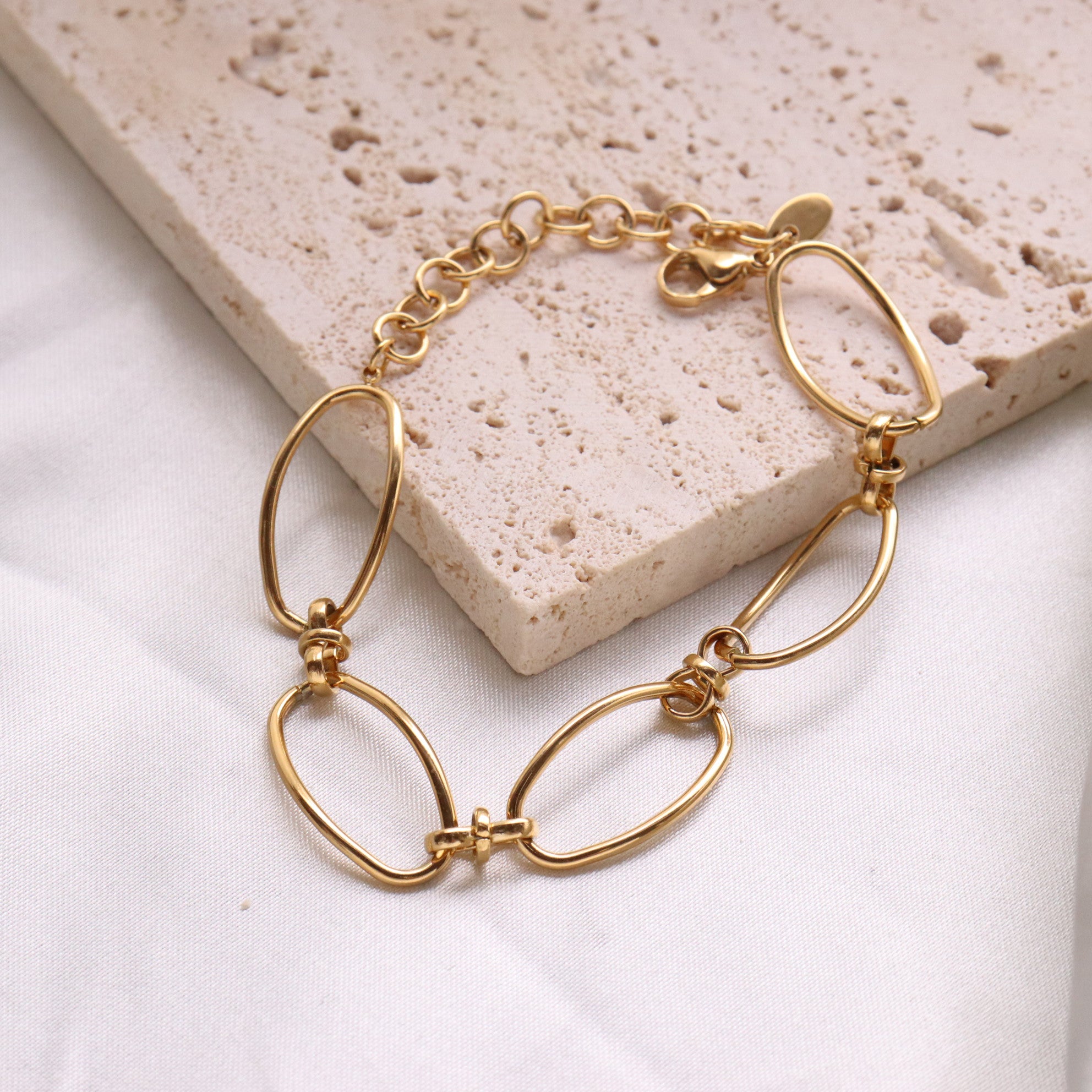 Simple  OVAL Link Chain Bracelet - PVD 18k Gold Plated 316L Stainless_B002