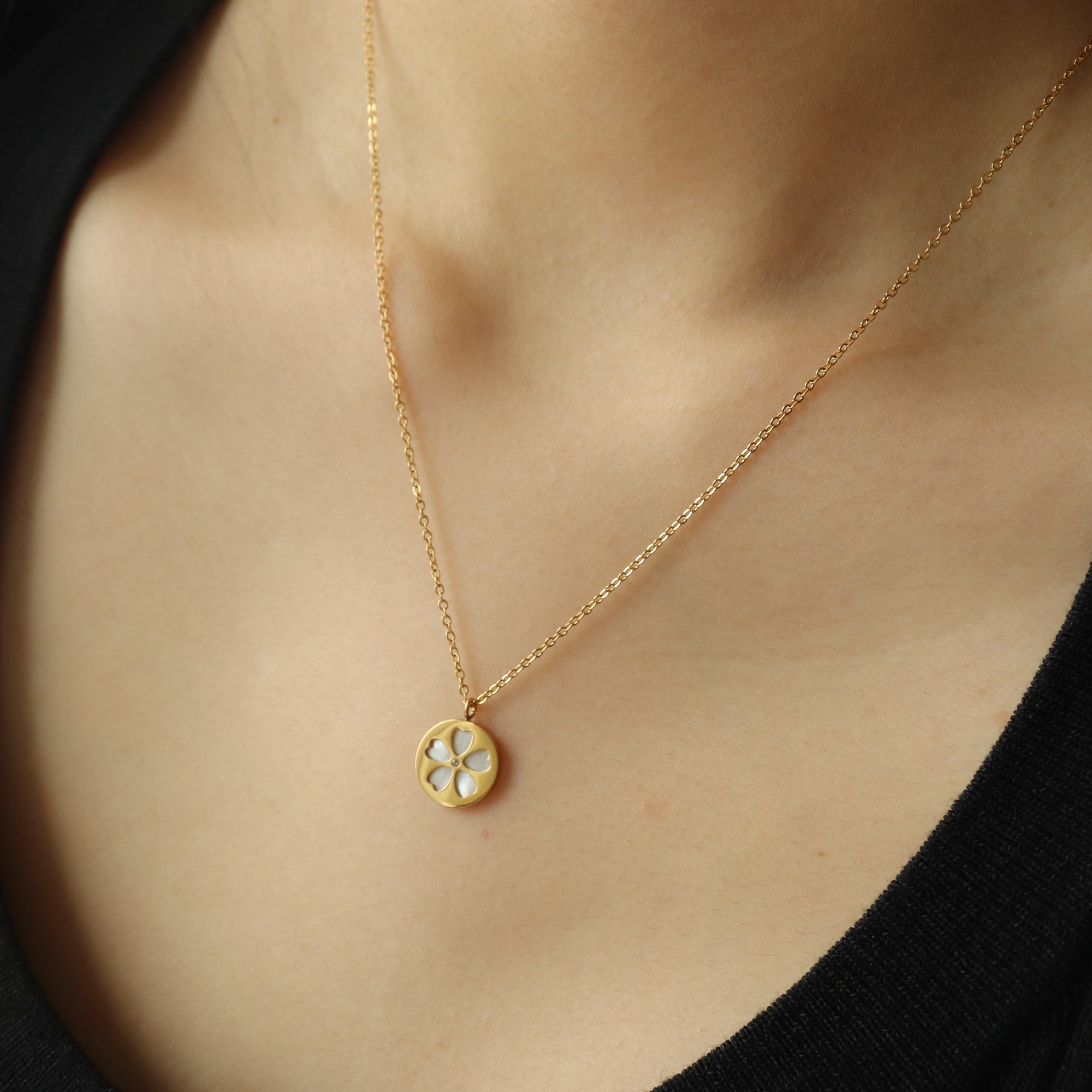 Sakura Shell Pendant Necklace with Zircon - PVD18K Gold Plated 316L Stainless Steel_N056